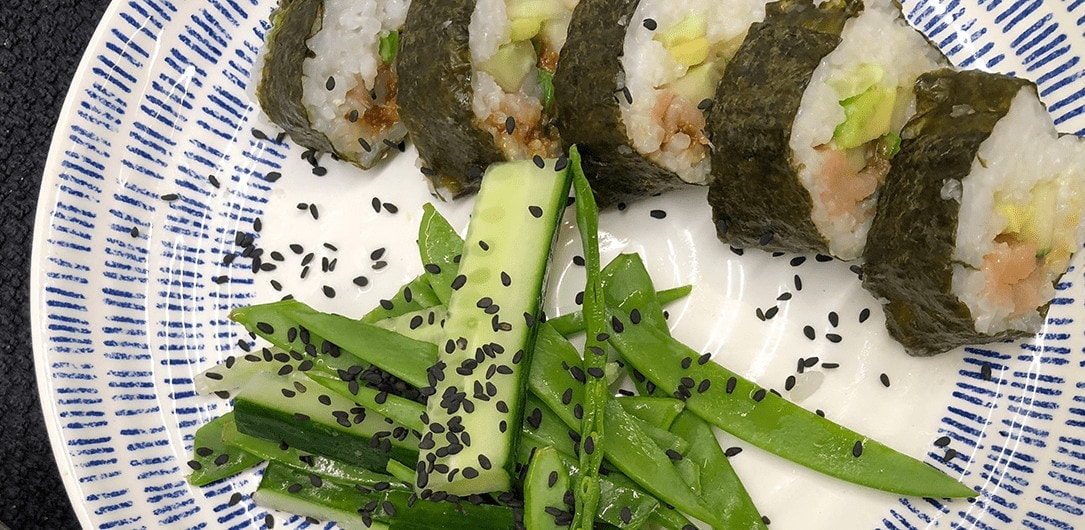 Domácí sushi s uzeným lososem a MCT olejem