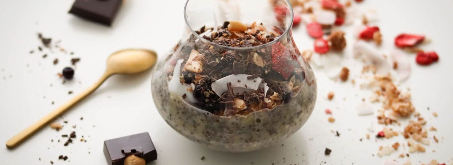 Banánový chia puding s granolou