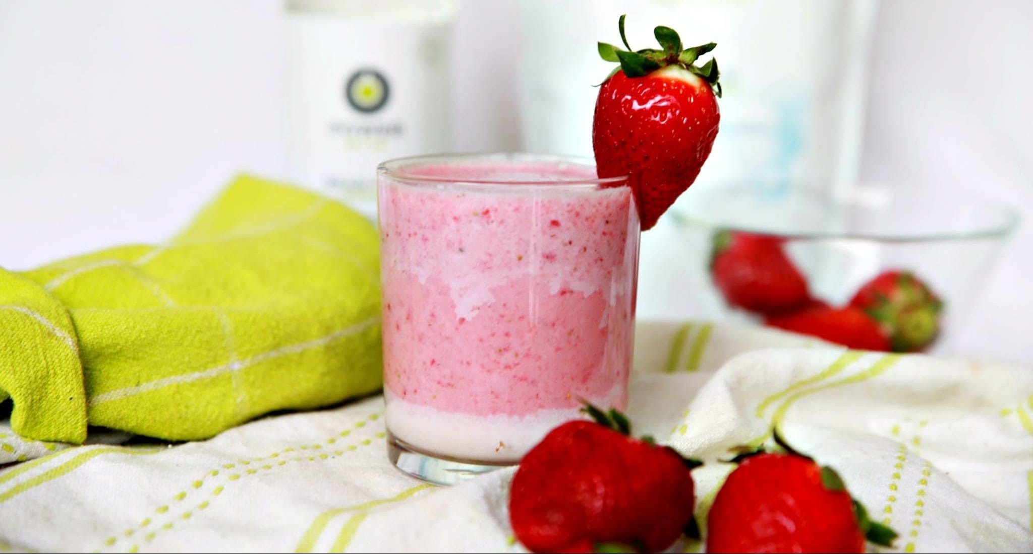 Strawberry smoothie with extra MCT oil and Powerlogy Natural Collagen