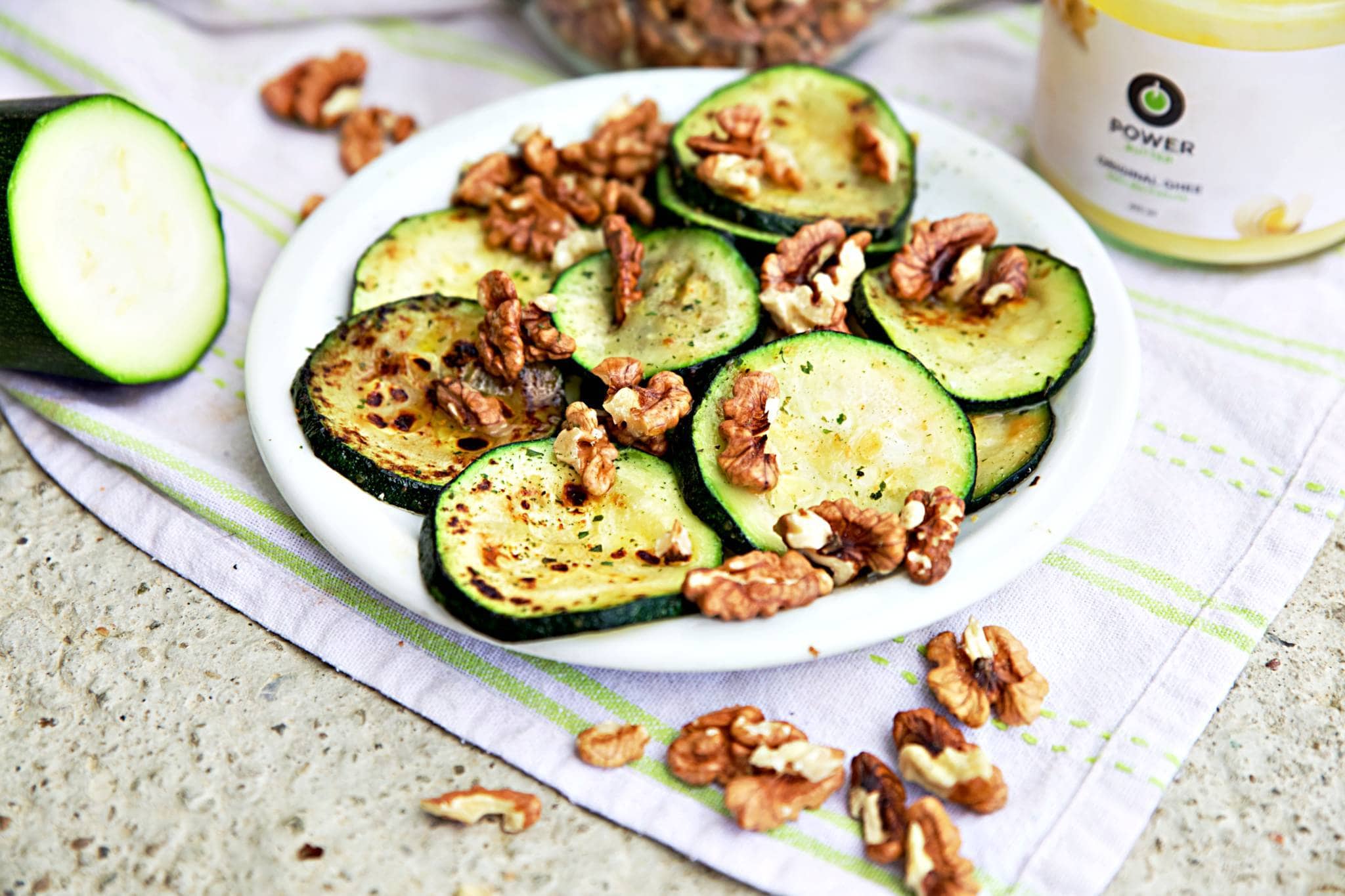 Saftige Zucchini in Ghee-Butter mit Nüssen