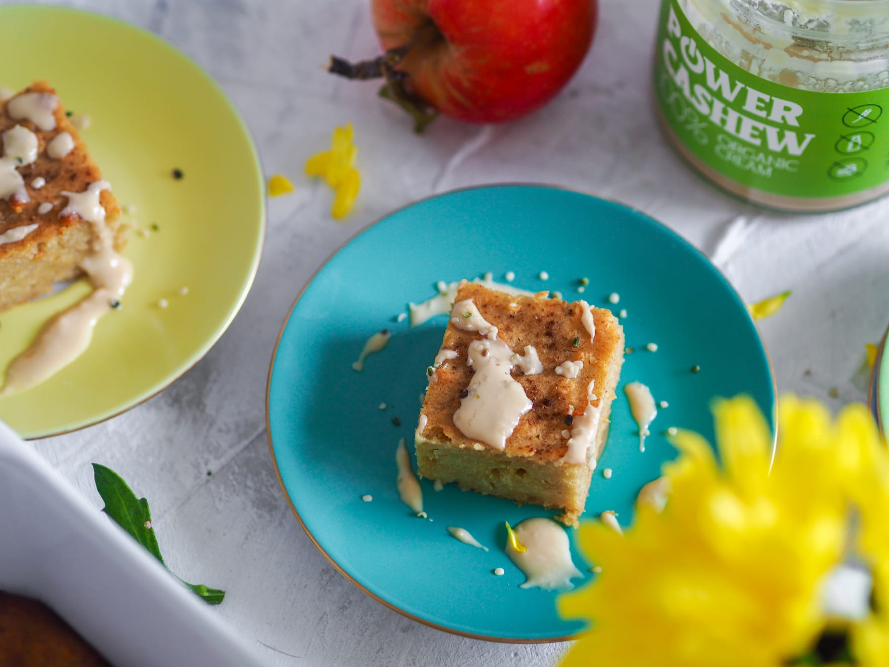 Mug cake with cashew cream and apples