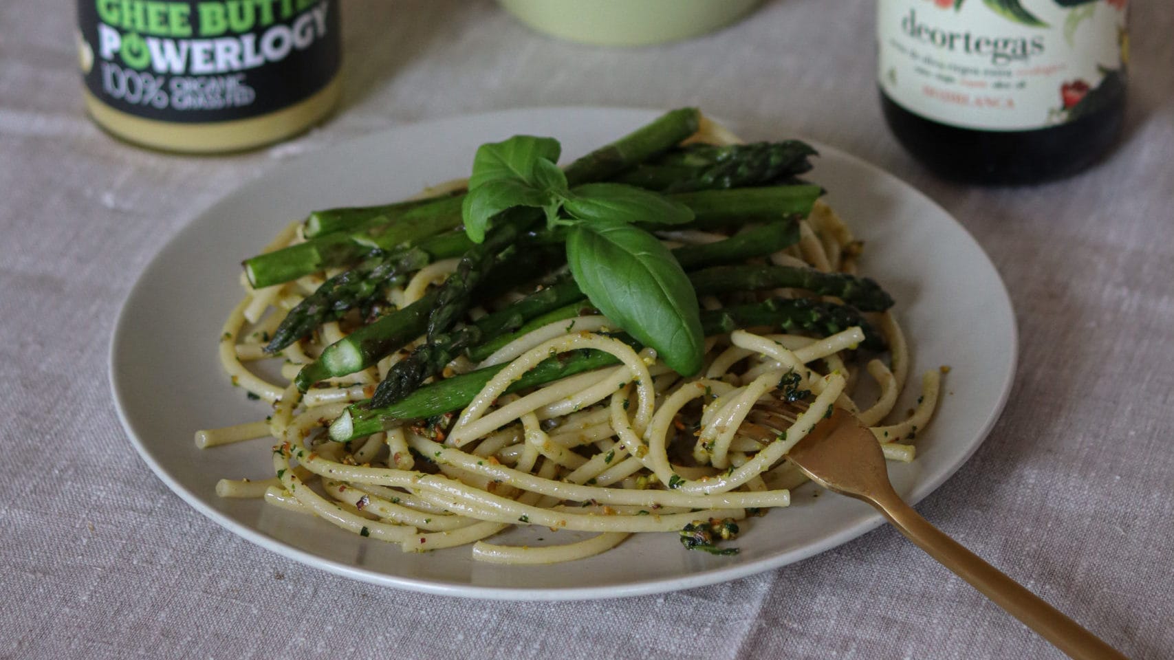Pasta mit Basilikum-Pistazien-Pesto und Spargel