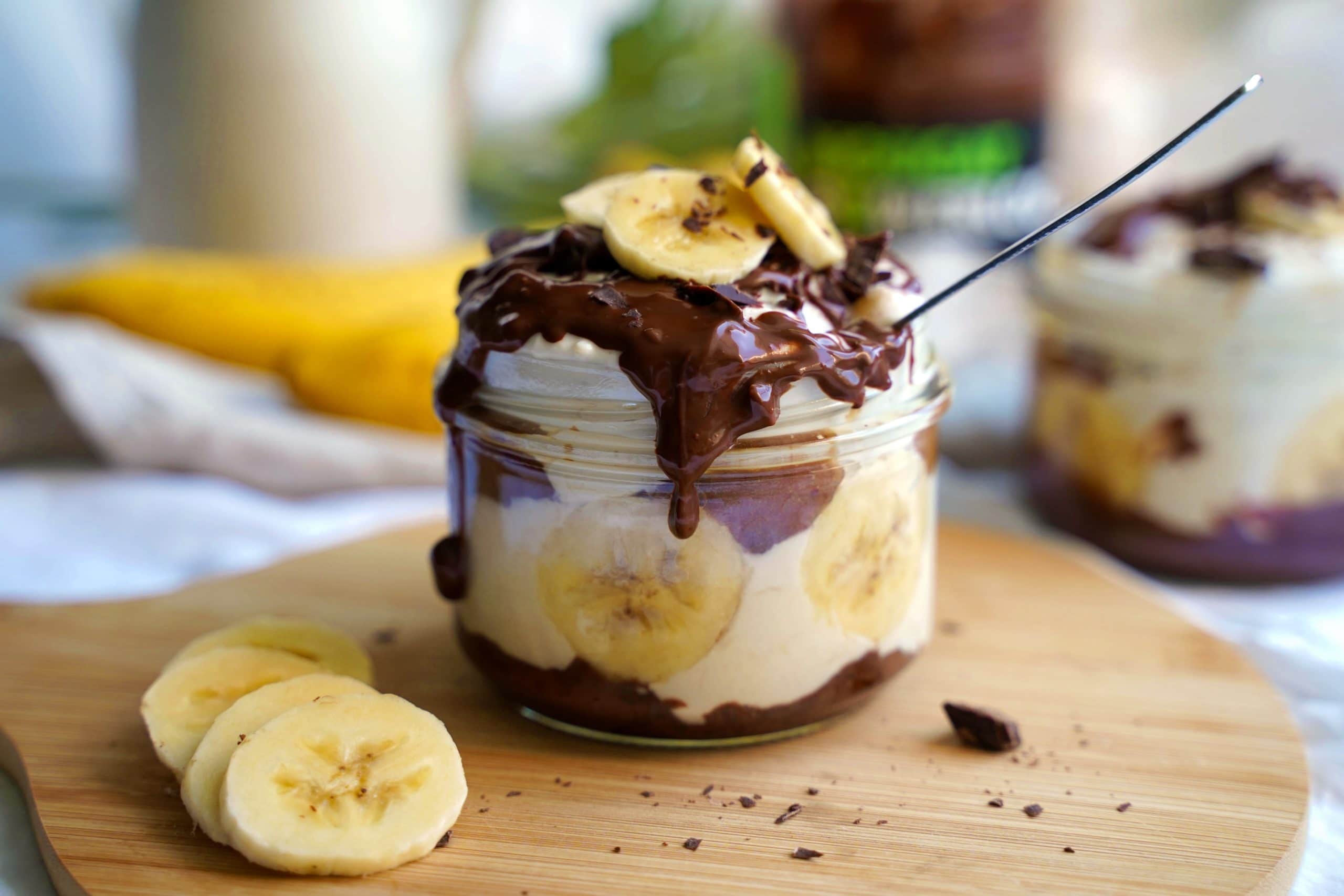 Banana and caramel jar dessert