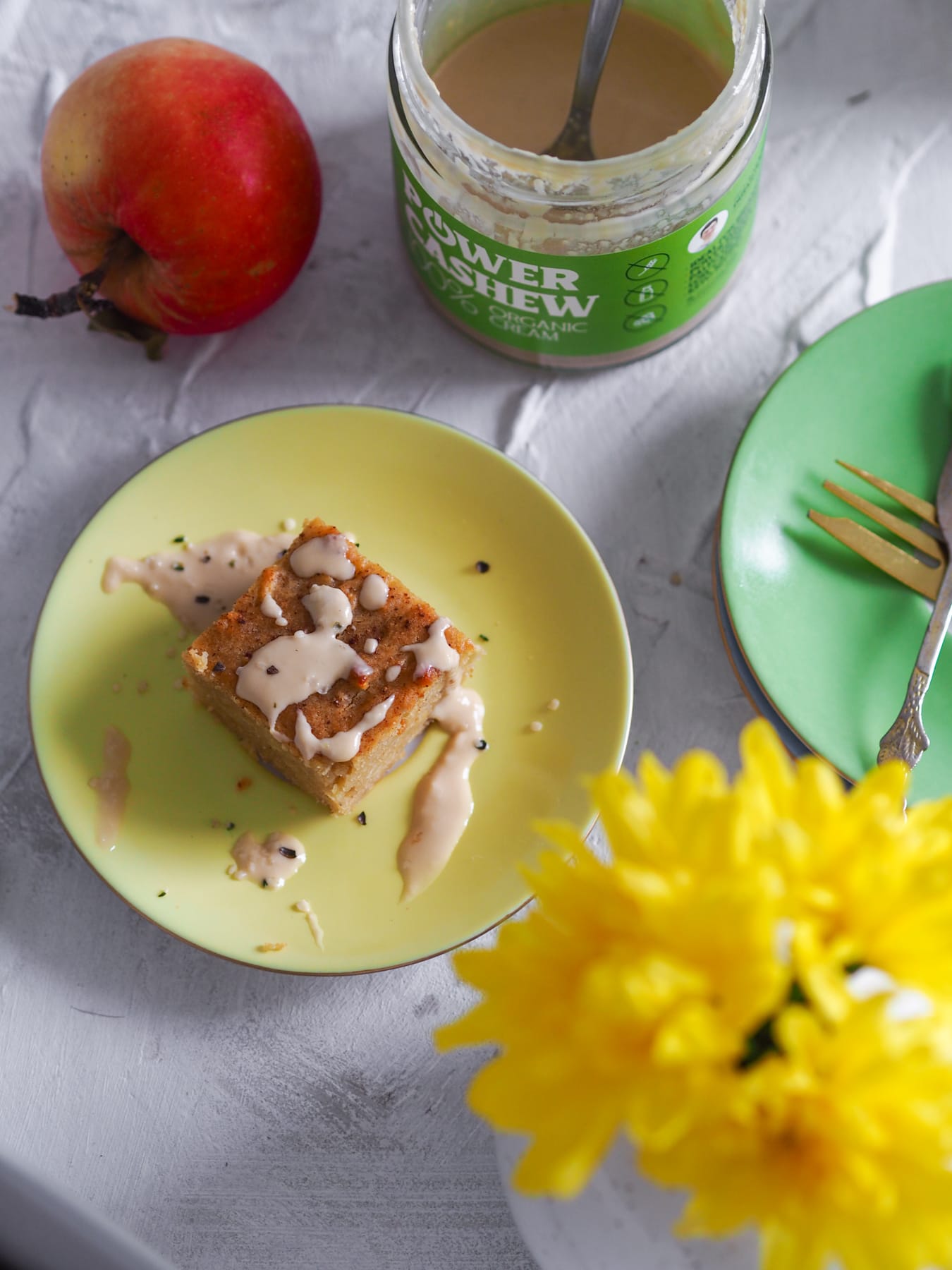 Apple cake with cashew cream