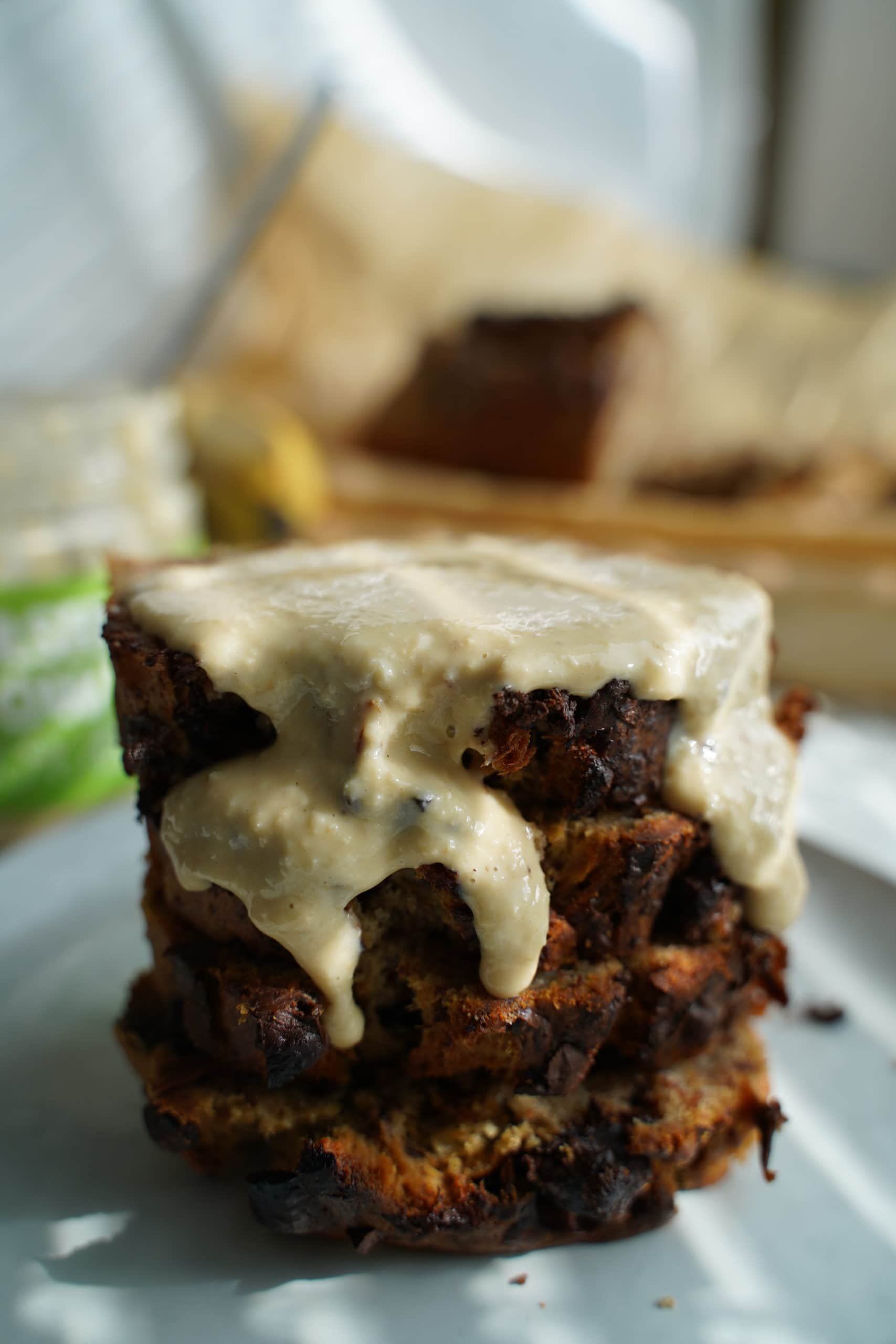 Low-carb banana bread with cashew cream