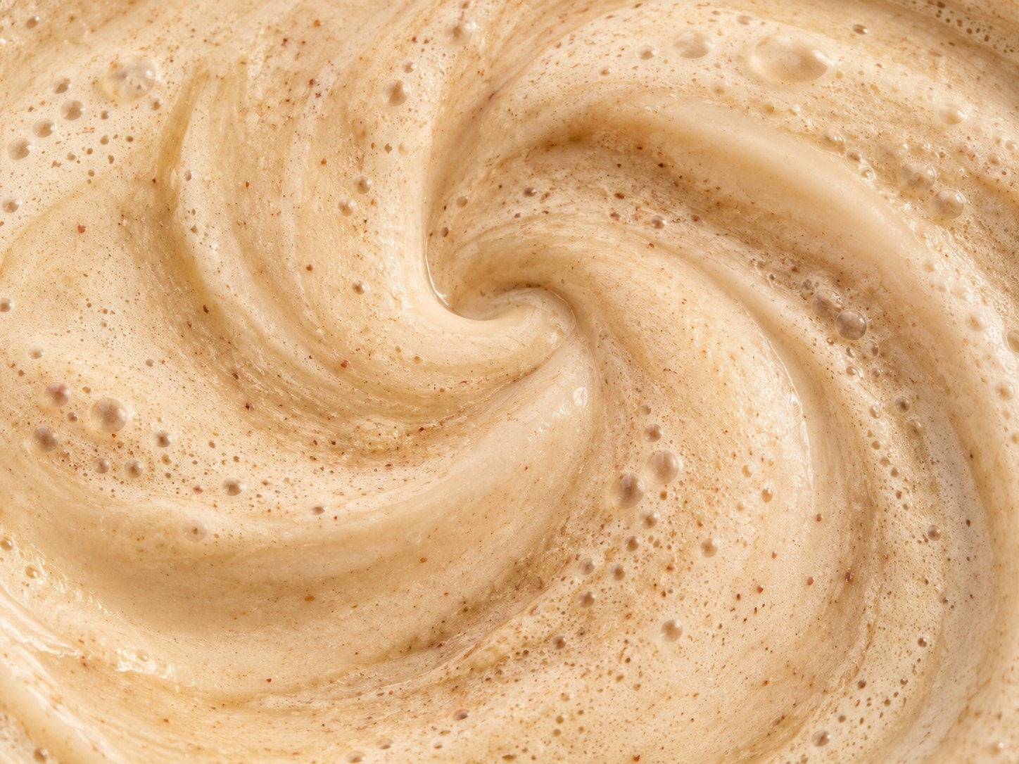 Krémová kokosovo-mandľová textúra zamiešaného nápoja Powerlogy Upgraded Keto Shake Coconut & Almond