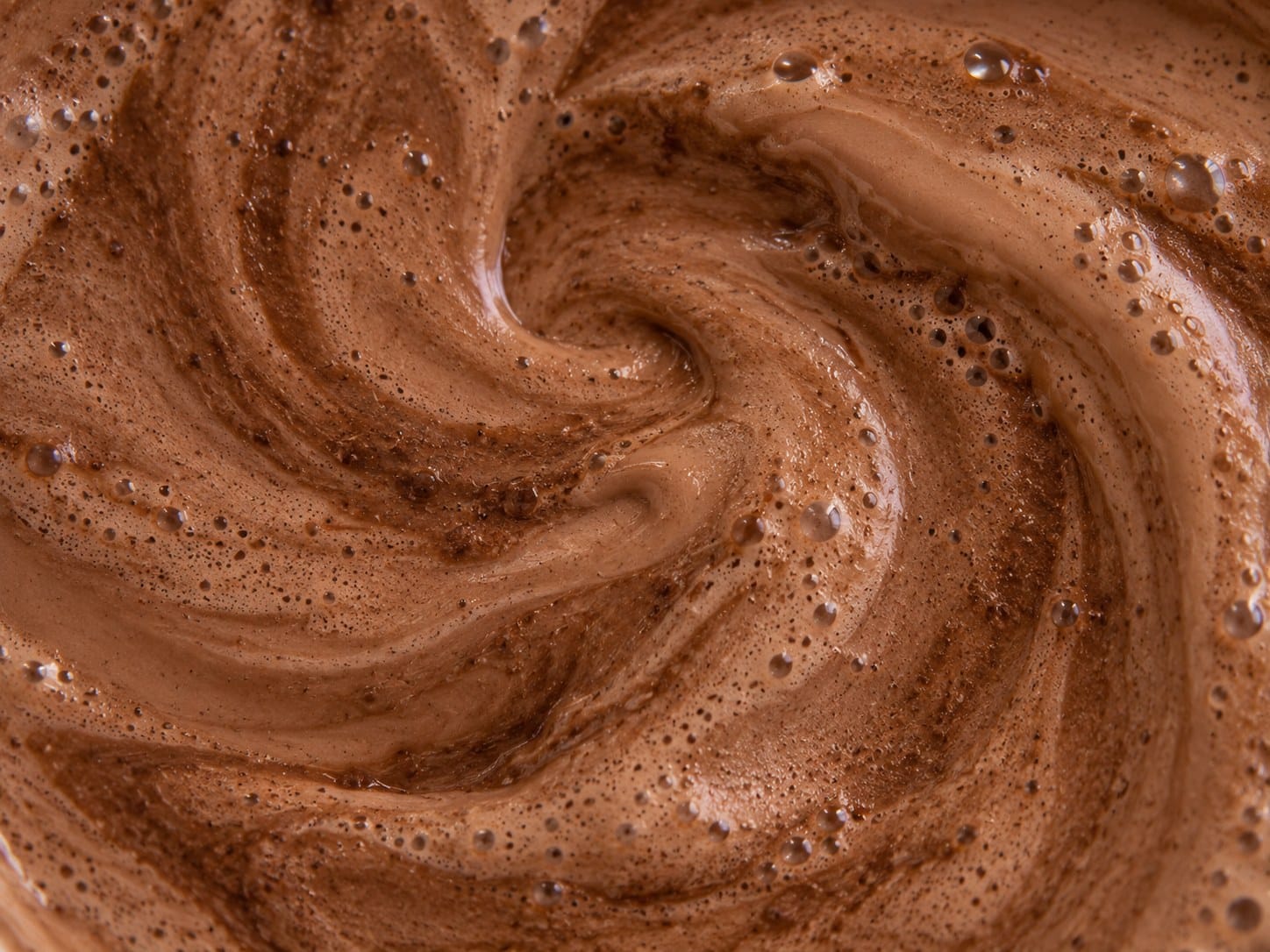 Kremowa czekoladowa tekstura rozrobionego koktajlu Powerlogy Upgraded Keto Shake Dark Chocolate
