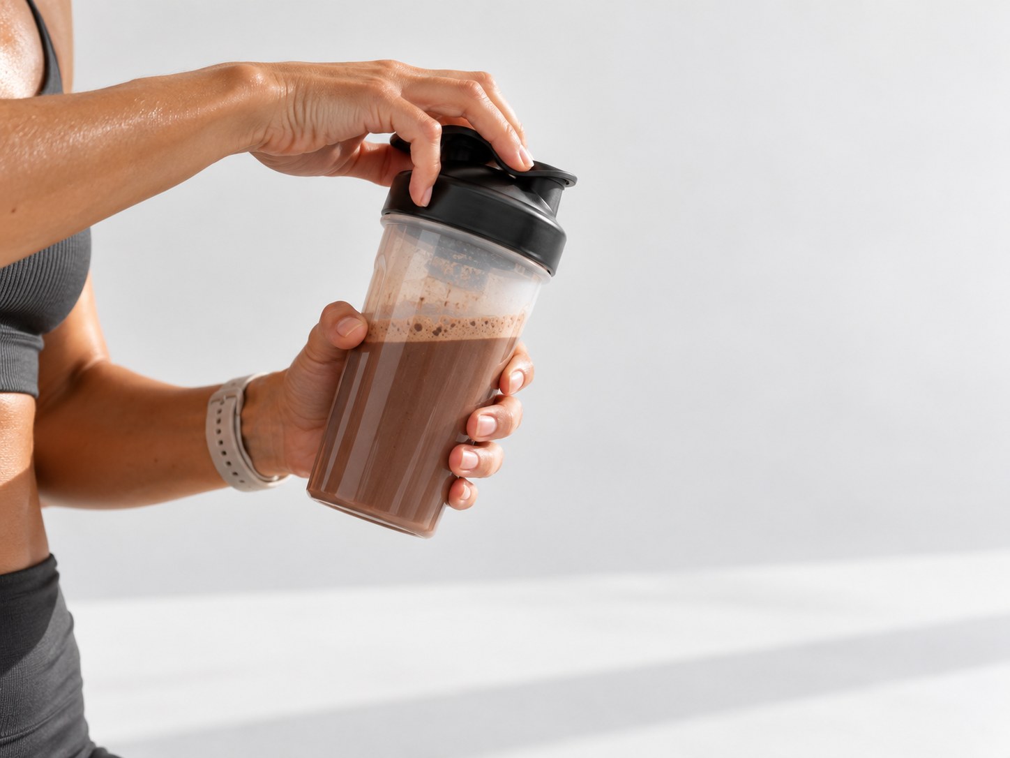 Příprava proteinového nápoje Powerlogy Upgraded Sport Protein Dark Chocolate v šejkru po tréninku