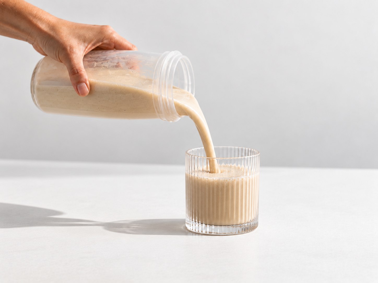 Der fertige Powerlogy Organic Whey Protein Shake wird ins Glas gegossen