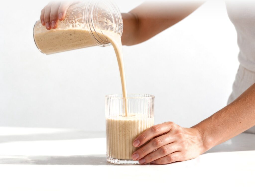 Nalievanie pripraveného nápoja Organic Vegan Protein do pohára