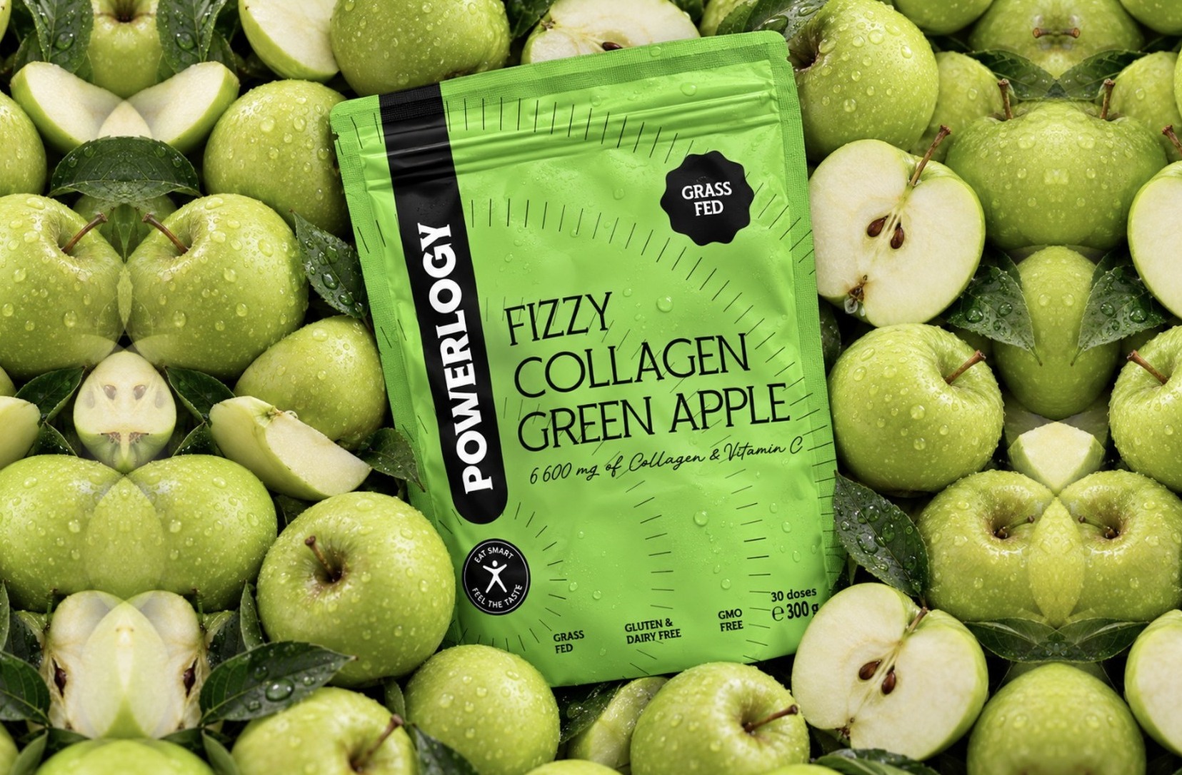 Balení Powerlogy Fizzy Collagen Green Apple leží v zelených jablkách
