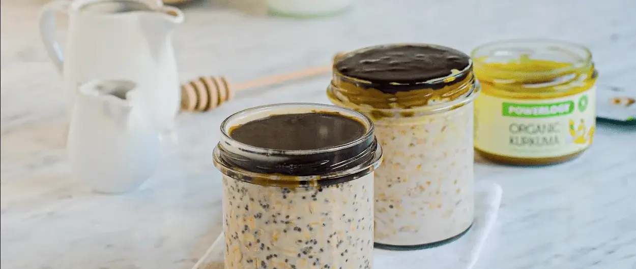 Raňajkové kurkumové chia poháre s chrumkavou čokoládou