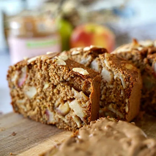Apfelbrot mit Zimtcreme