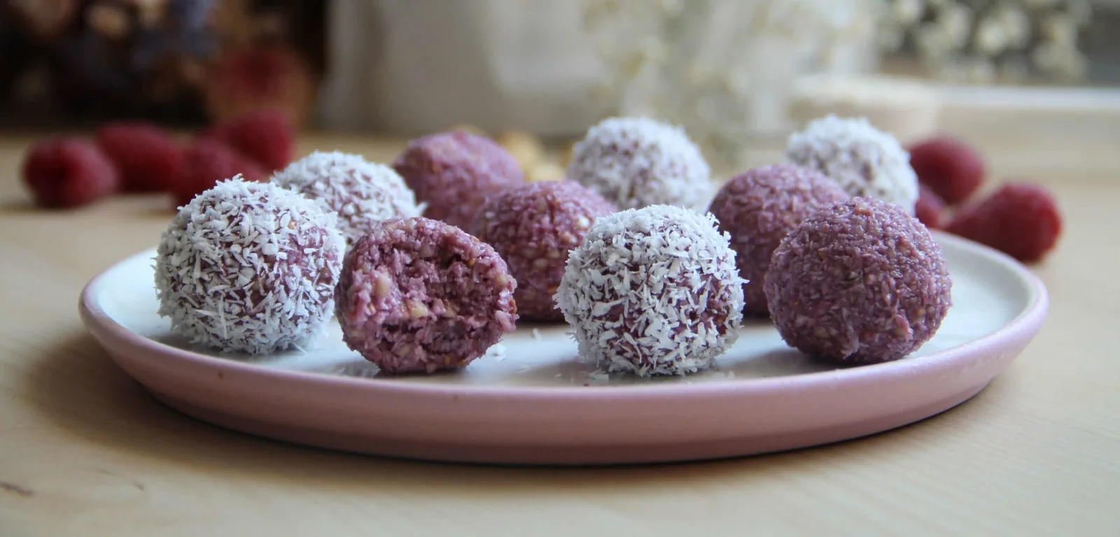 Himbeer Energy Balls mit Cashew Creme