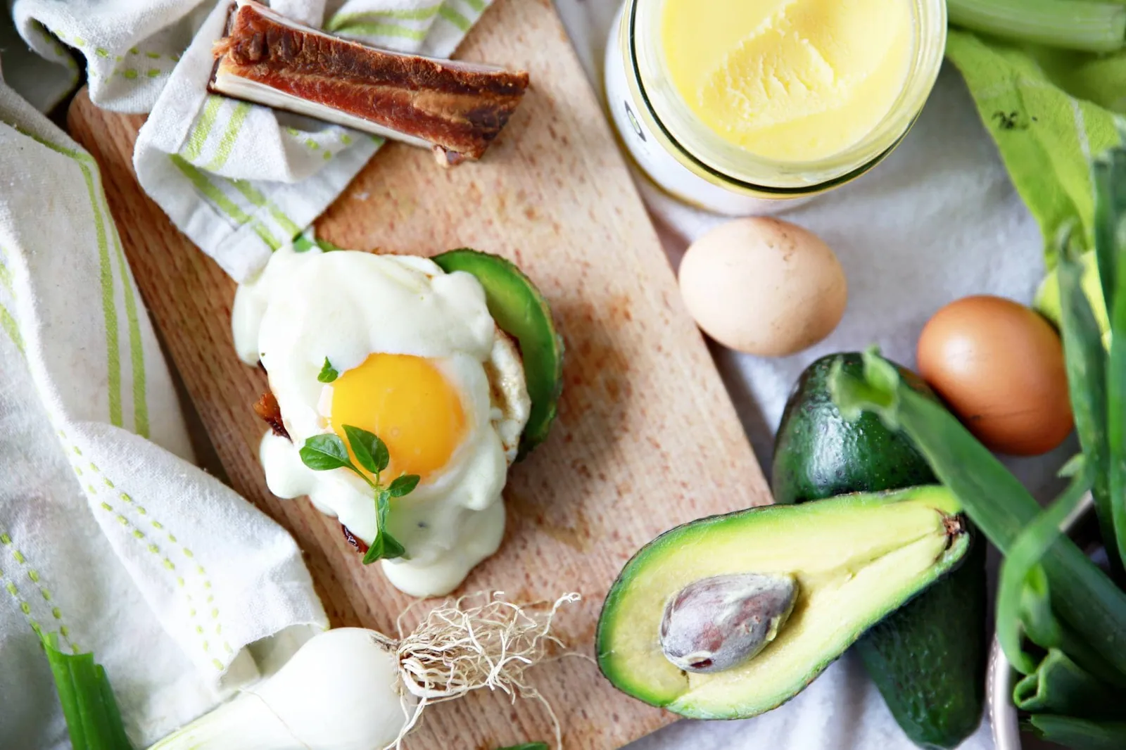 Eier mit Avocado, Speck und Sauce hollandaise
