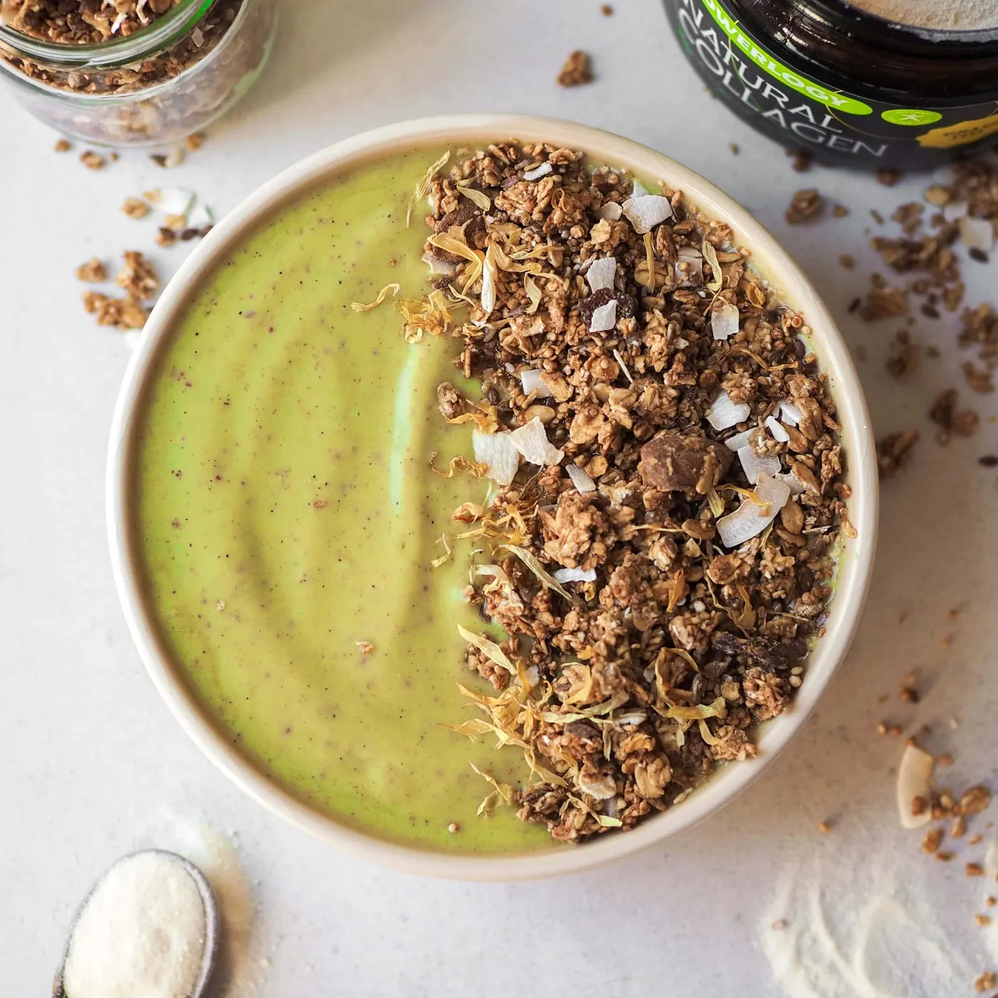 Cremige Frühstückscreme in einer Schüssel, bestreut mit Granola