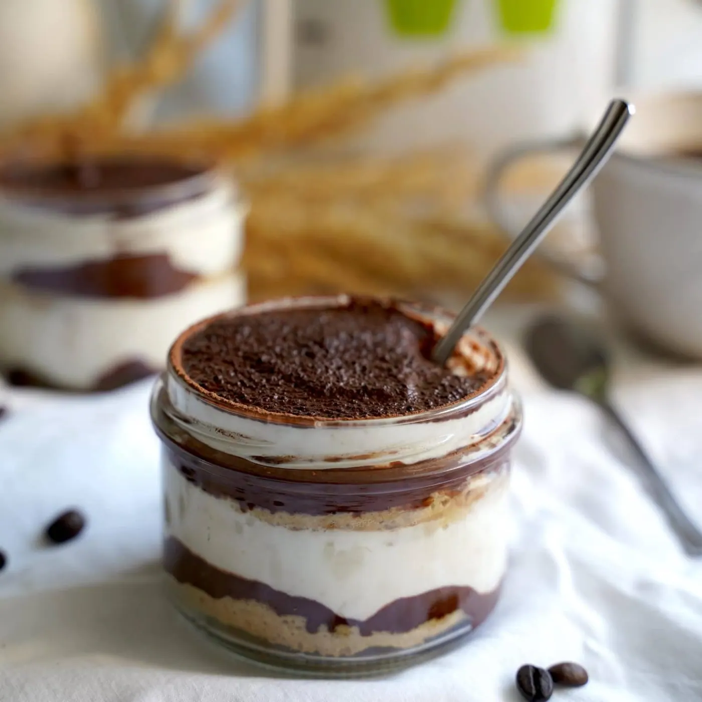 Tiramisu im Glas mit Mascarpone-Creme und Kakao bestäubt