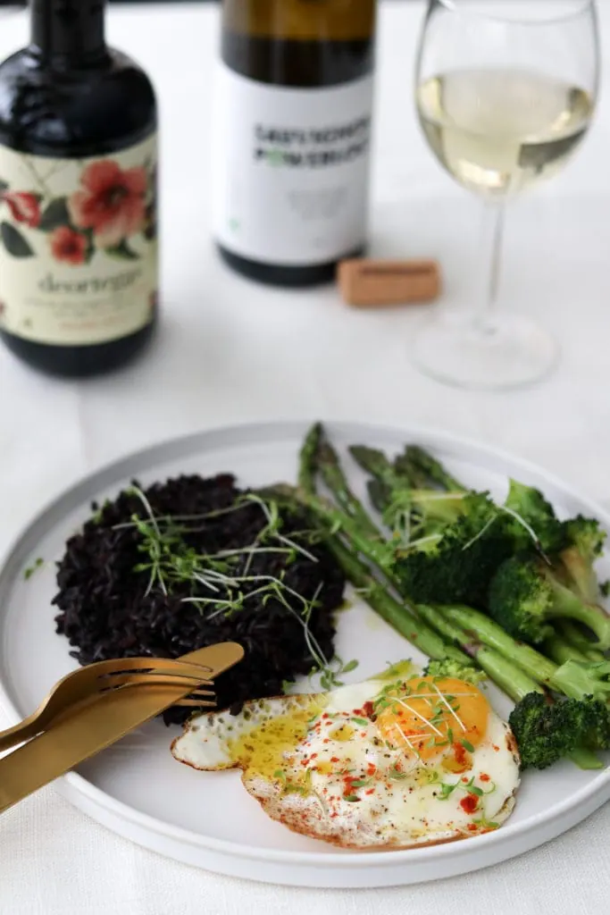 grilled-vegetables-with-fried-egg-and-black-rice_2