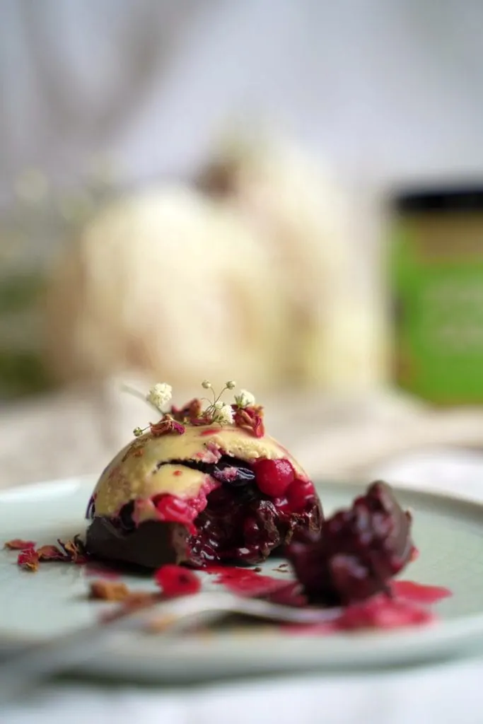 No-bake chocolate and nut cups with cashew cream and berries