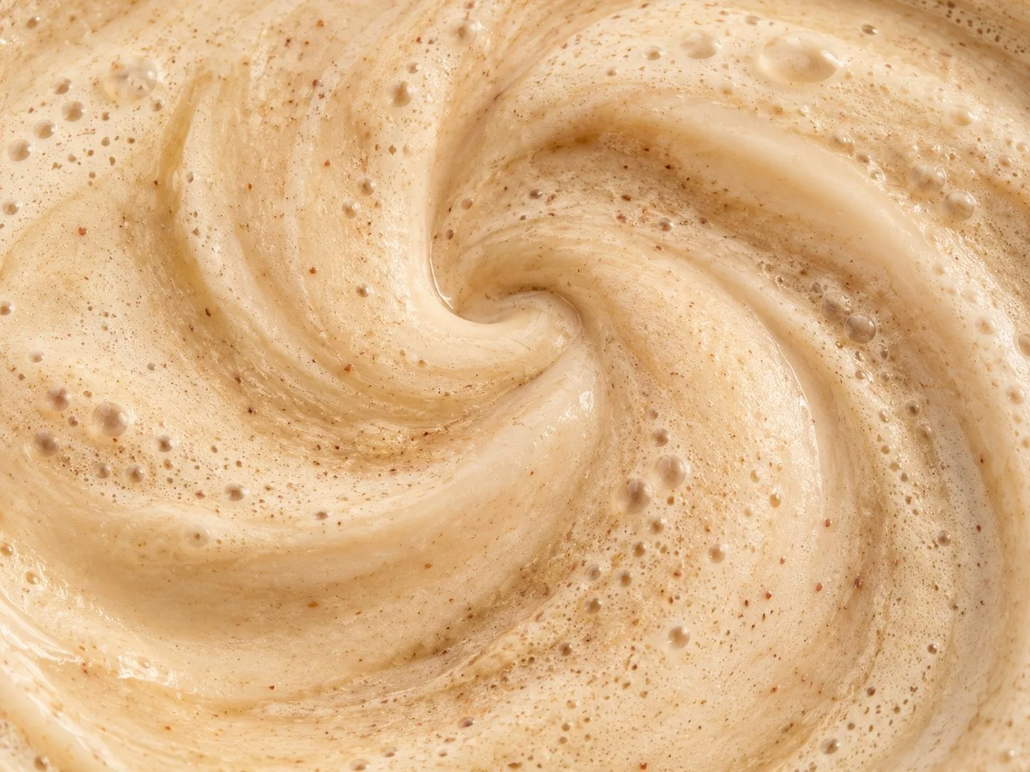 Krémová kokosovo-mandľová textúra zamiešaného nápoja Powerlogy Upgraded Keto Shake Coconut & Almond