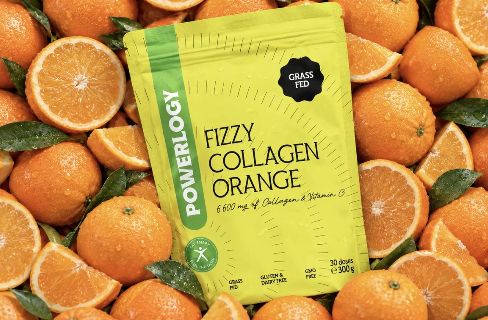 Die Powerlogy Fizzy Collagen Orange Packung liegt in frischen Orangen